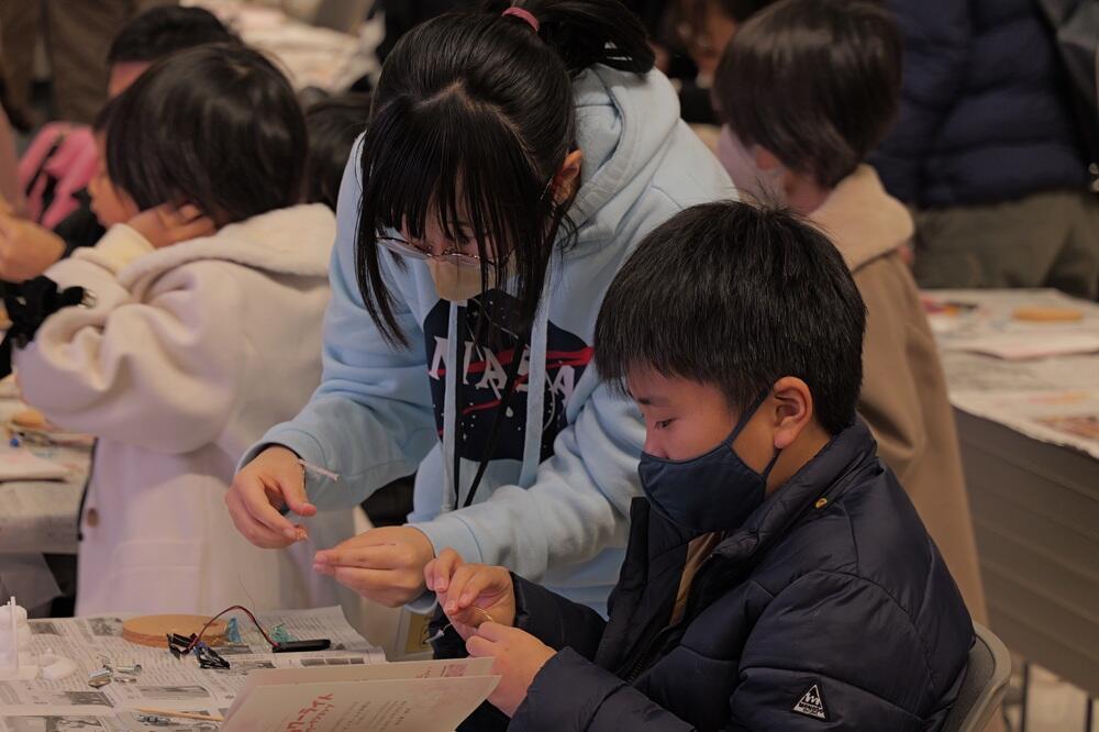 女子高専生による小中学生のための公開講座～フラワーライト作り～