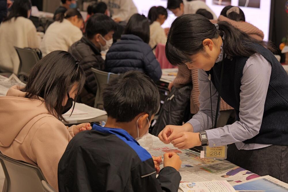 女子高専生による小中学生のための公開講座～フラワーライト作り～