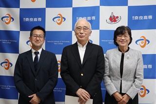 左から福岡准教授、海老澤様、近藤校長