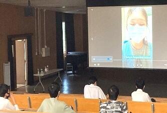 オンライン国際異文化交流教育事業の報告の様子