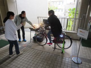 自転車で発電.jpg