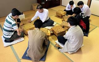 日本将棋連盟の2025年度「学校教育への将棋導入推進事業」に本校が採択され、増田裕司七段にご指導いただきました