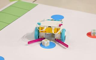 イオンモール大和郡山で「ロボットプログラミング科学教室～稲刈りロボットで稲を収穫しよう～」を開催しました。