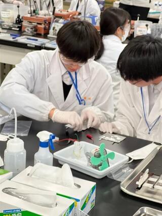 【物質化学工学科】　産総研関西センターにて小型電池製造実習を実施しました！！