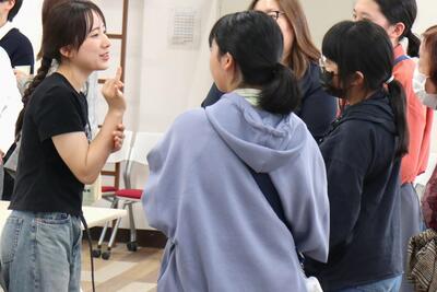 ８．女子学生との交流会-1.JPG