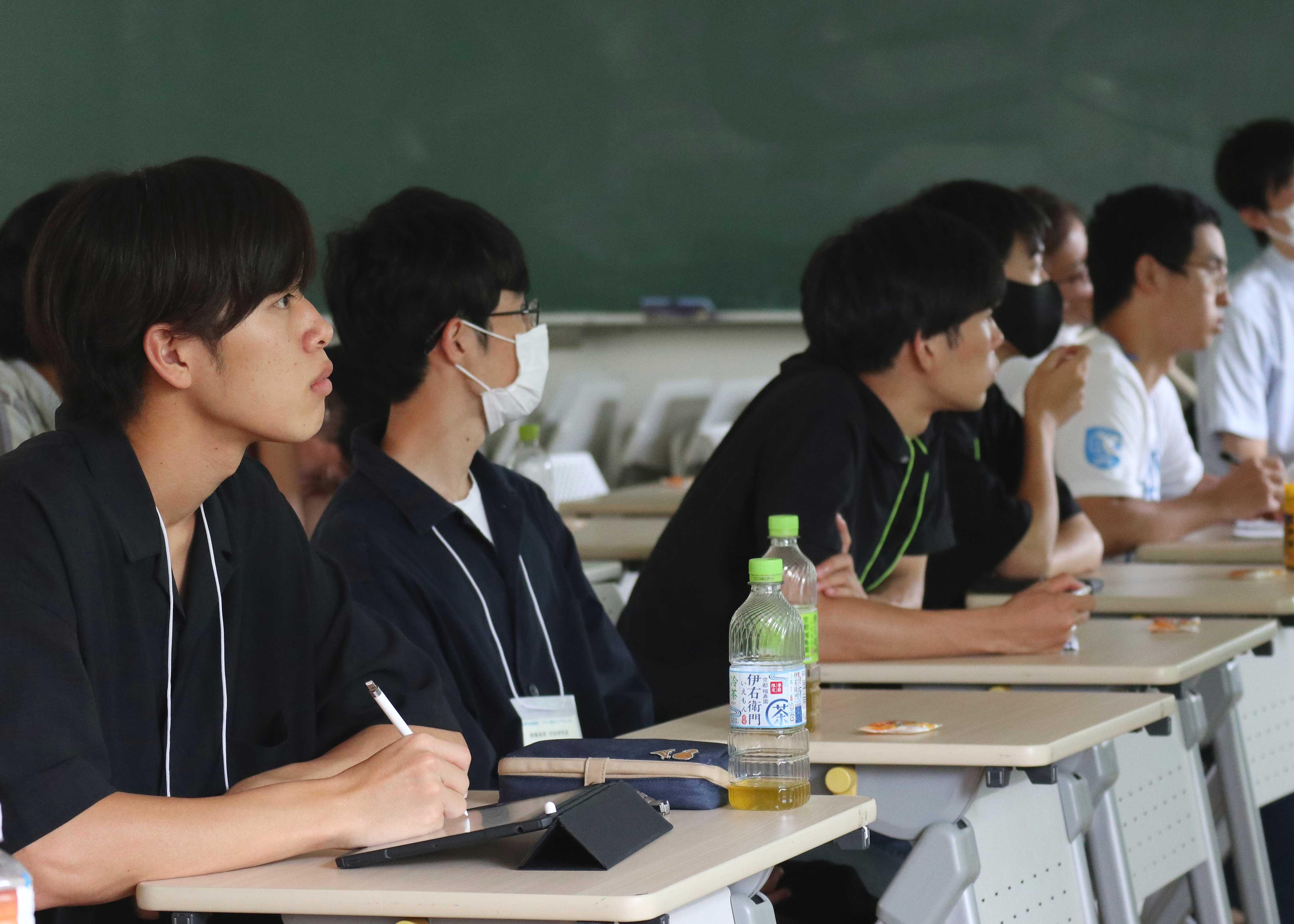 講演を聞きいる学生