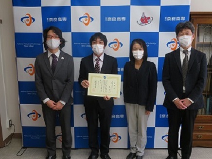 左から須田指導教員、森川さん、後藤校長、櫟学生主事